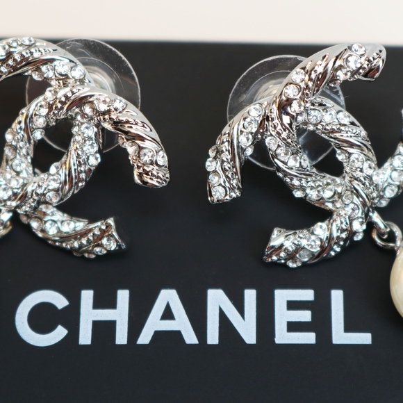 SOLD 🛒🛍 CHANEL CC LOGO PEARL DROP EARRINGS - Picture 4 of 8